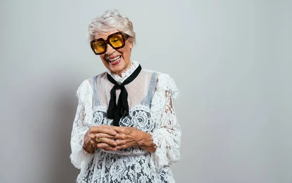 Bella Elegante Vecchia Influencer Donna Cool Nonna Posa Studio Indossando — Foto Stock