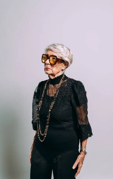 Immagine Una Bella Elegante Vecchia Influencer Donna Cool Nonna Posa — Foto Stock