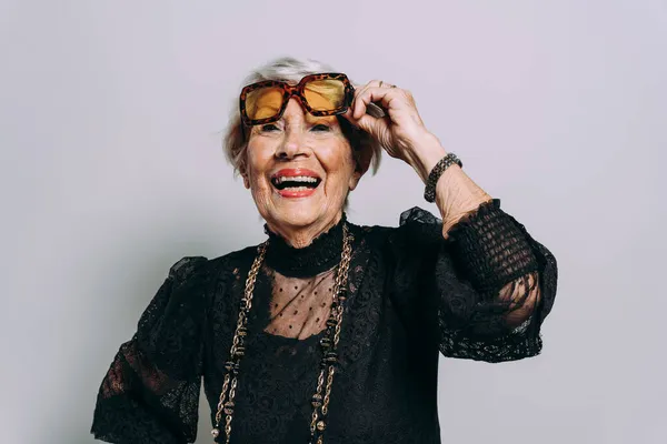 Immagine Una Bella Elegante Vecchia Influencer Donna Cool Nonna Posa — Foto Stock
