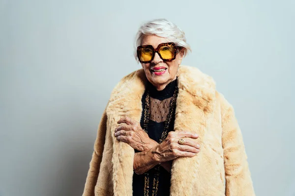 Immagine Una Bella Elegante Vecchia Influencer Donna Cool Nonna Posa — Foto Stock