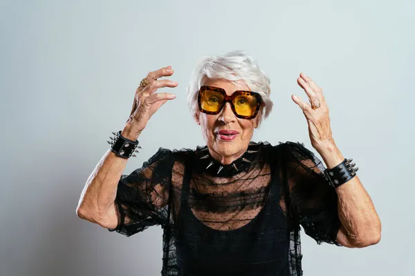 Hermosa Elegante Vieja Mujer Influencer Cool Abuela Posando Estudio Con — Foto de Stock