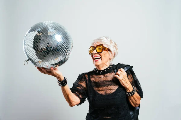 아름답고 력있는 여성의 사진입니다 할머니가 스튜디오에서 포즈를 취한다 파티하고 축하하는 — 스톡 사진