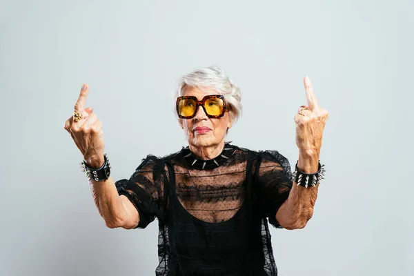 Vacker Och Elegant Gammal Influencer Kvinna Cool Mormor Poserar Studio — Stockfoto