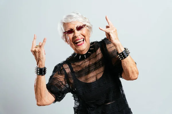 Hermosa Elegante Vieja Mujer Influencer Cool Abuela Posando Estudio Con — Foto de Stock