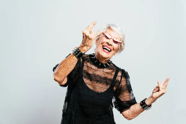 美しくエレガントな影響力のある老婦人です ファッショナブルな服を着てスタジオでポーズクールな祖母 幸せな先輩のお祝いやパーティーを作る 年功序列の概念 — ストック写真