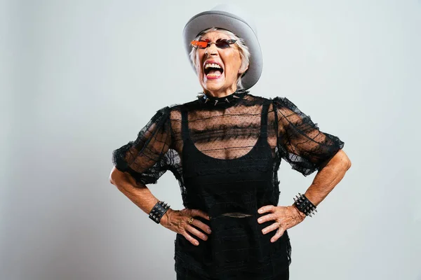 Hermosa Elegante Vieja Mujer Influencer Cool Abuela Posando Estudio Con — Foto de Stock