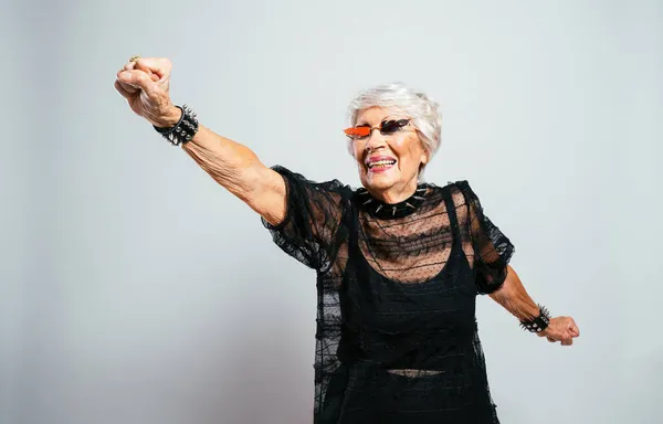 Красивая Элегантная Старушка Крутая Бабушка Позирует Студии Модной Одежде Счастливая — стоковое фото