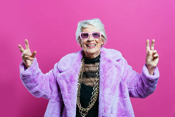 Bild Vacker Och Elegant Gammal Influencer Kvinna Cool Mormor Poserar — Stockfoto