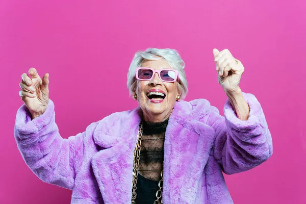 Imagen Una Hermosa Elegante Mujer Influencer Edad Cool Abuela Posando — Foto de Stock