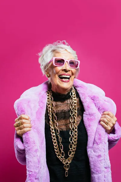 美しくエレガントな影響力のある老婦人のイメージです ファッショナブルな服を着てスタジオでポーズクールな祖母 幸せな先輩のお祝いやパーティーを作る 年功序列の概念 — ストック写真