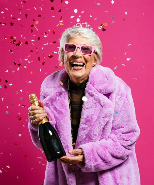 Immagine Una Bella Elegante Vecchia Influencer Donna Cool Nonna Posa — Foto Stock