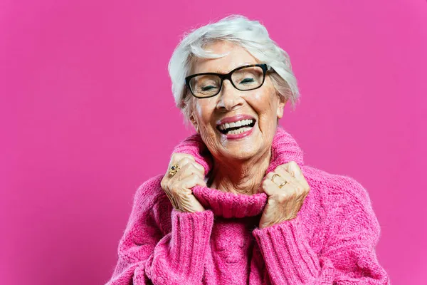 Imagem Uma Mulher Bonita Elegante Velho Influenciador Avó Legal Posando — Fotografia de Stock