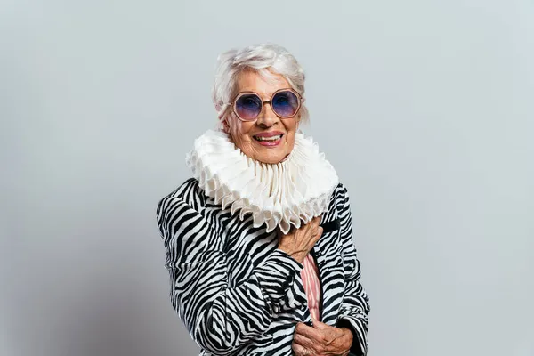 Bella Elegante Vecchia Influencer Donna Cool Nonna Posa Studio Indossando — Foto Stock