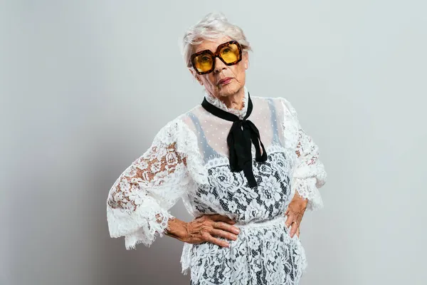 Schöne Und Elegante Alte Influencerin Coole Großmutter Posiert Modischer Kleidung — Stockfoto