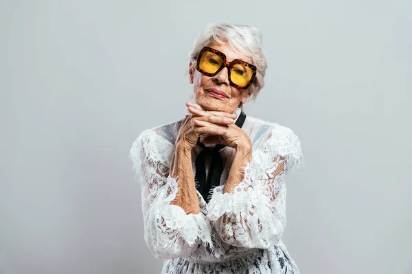 Mooie Elegante Oude Invloedrijke Vrouw Cool Grootmoeder Poseren Studio Dragen — Stockfoto