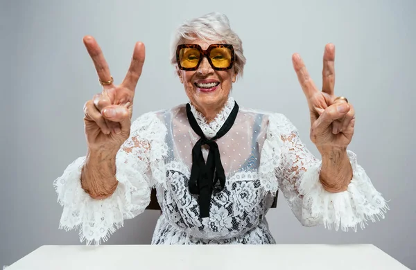 美丽而优雅的老影响者女人 冷静的祖母穿着时髦的衣服在演播室里摆姿势 快乐的老太太庆祝和聚会 关于资历和生活方式的概念 — 图库照片