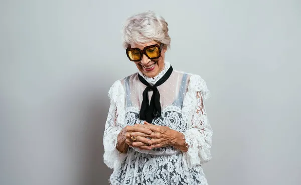 아름답고우아 력있는 할머니가 스튜디오에서 포즈를 취한다 파티하고 축하하는 나이든 여성분 — 스톡 사진