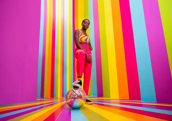 Красивая Африканская Молодая Женщина Танцовщица Развлекающаяся Комнате Радужной Коробкой Крутой — стоковое фото
