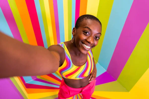 Mooie Afrikaanse Amerikaanse Jonge Vrouw Danser Plezier Hebben Een Regenboog — Stockfoto