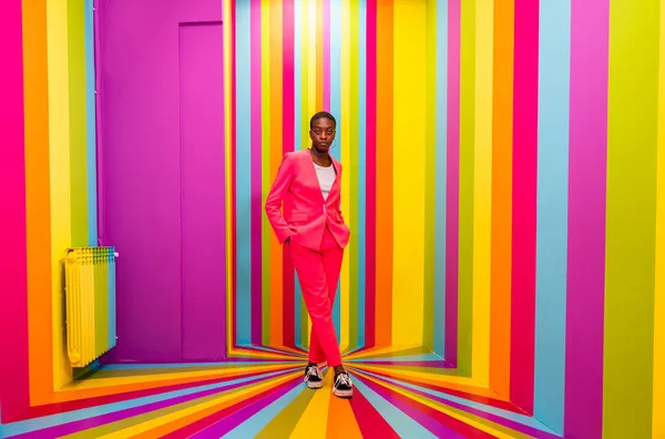 Hermosa Bailarina Afroamericana Joven Que Divierte Dentro Una Sala Arco —  Fotos de Stock