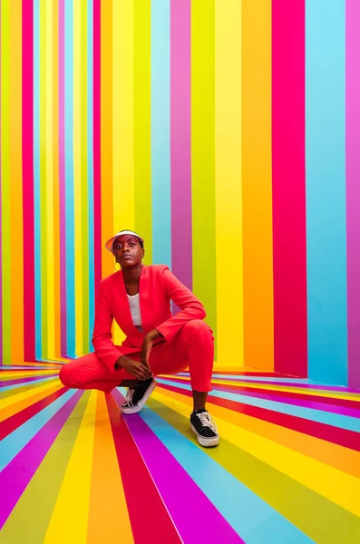 Bela Dançarina Americana Africana Jovem Divertindo Dentro Uma Sala Caixa — Fotografia de Stock