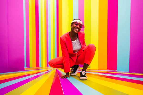 Schöne Afrikanisch Amerikanische Junge Tänzerin Die Spaß Einer Regenbogenloge Hat — Stockfoto