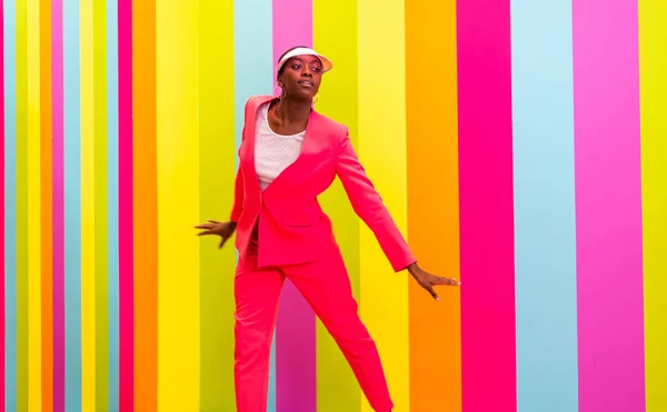 Mooie Afrikaanse Amerikaanse Jonge Vrouw Danser Plezier Hebben Een Regenboog — Stockfoto
