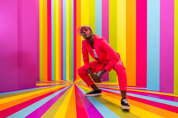 Красива Афроамериканська Молода Жінка Танцівниця Розважається Всередині Коробки Веселки Прохолодний — стокове фото