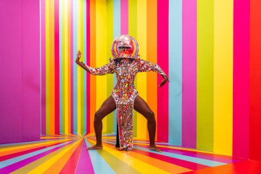 Güzel Afrikalı Amerikalı genç bayan dansçı gökkuşağı locasında eğleniyor - havalı ve şık afro-yetişkin kadın portresi çok renkli arka planda, nüfuz edici bir selfie odasında sosyal ağlar için içerik yaratıyor