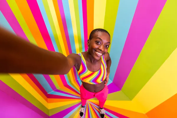 Schöne Afrikanisch Amerikanische Junge Tänzerin Die Spaß Einer Regenbogenloge Hat — Stockfoto