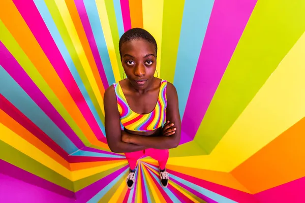 Красивая Африканская Молодая Женщина Танцовщица Развлекающаяся Комнате Радужной Коробкой Крутой — стоковое фото