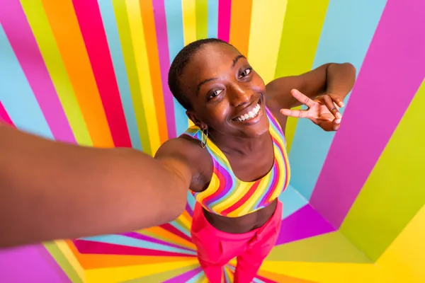 Schöne Afrikanisch Amerikanische Junge Tänzerin Die Spaß Einer Regenbogenloge Hat — Stockfoto