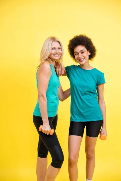 Bild Två Kvinnor Med Olika Kropp Ålder Och Etnicitet Som — Stockfoto