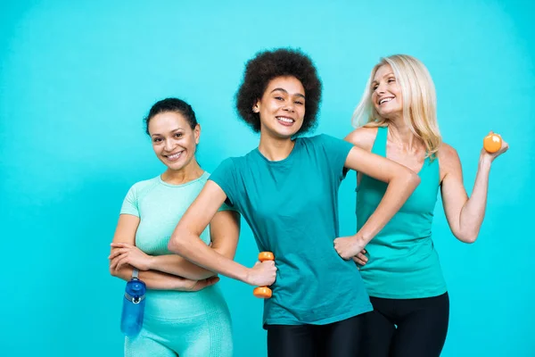 스포츠를 여성들의 스포츠 복장을 모델들은 체육관에서 재미를 신체적 긍정성 방식에 — 스톡 사진