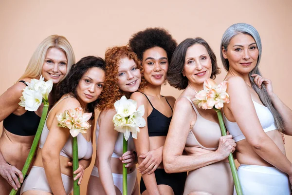 Εικόνα Ομορφιάς Μιας Ομάδας Γυναικών Διαφορετική Ηλικία Δέρμα Και Σώμα — Φωτογραφία Αρχείου