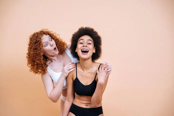 Schoonheid Beeld Van Twee Jonge Vrouwen Met Verschillende Huid Lichaam — Stockfoto