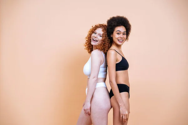 Красиве Зображення Двох Молодих Жінок Різною Шкірою Тілом Позує Студії — стокове фото