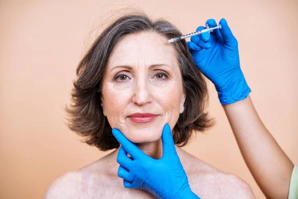 Seniorkvinna Får Skönhetsbehandling Klient Till Skönhetssalong Som Tar Fyllnadsinjektion Ansiktet — Stockfoto