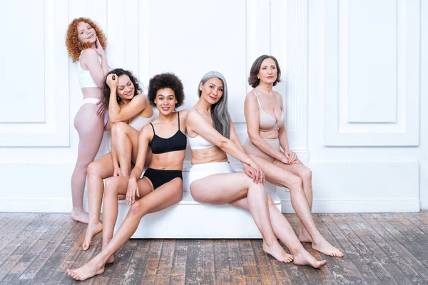 Skjønnhetsbilde Gruppe Kvinner Med Ulik Alder Hud Kropp Som Poserer – stockfoto