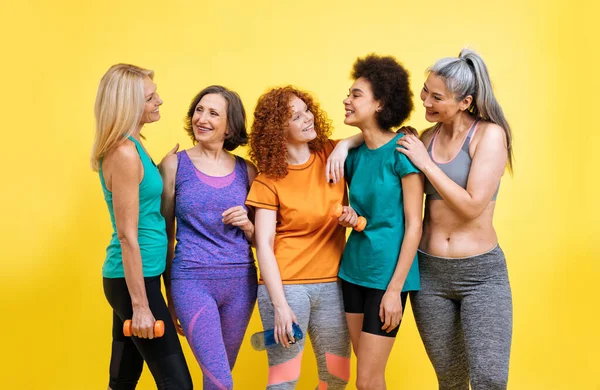 Grupo Mulheres Com Diferentes Corpo Idade Etnia Fazendo Esporte Modelos — Fotografia de Stock