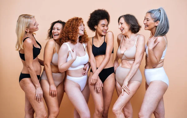 Skönhet Bild Grupp Kvinnor Med Olika Ålder Hud Och Kropp — Stockfoto