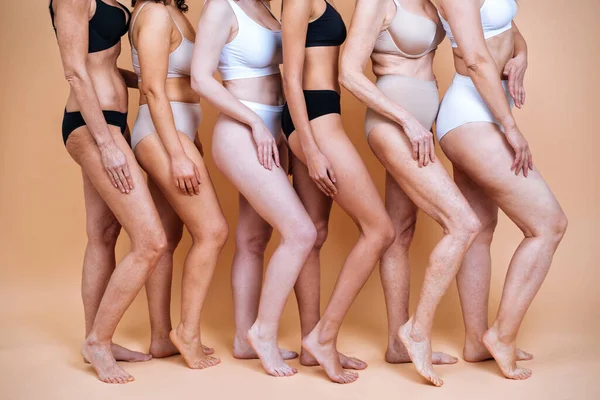 Imagen Belleza Grupo Mujeres Con Diferentes Edades Piel Cuerpo Posando — Foto de Stock