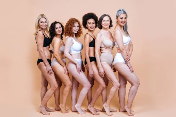 Imagen Belleza Grupo Mujeres Con Diferentes Edades Piel Cuerpo Posando — Foto de Stock