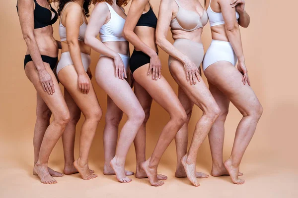 Imagen Belleza Grupo Mujeres Con Diferentes Edades Piel Cuerpo Posando — Foto de Stock