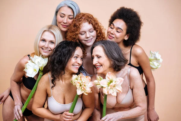 Krása Skupiny Žen Různým Věkem Pleť Tělo Pózují Studiu Pro — Stock fotografie