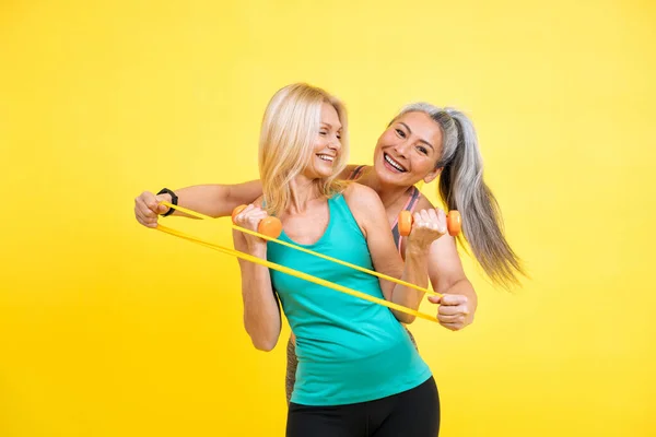 Imagen Dos Mujeres Con Diferente Cuerpo Edad Etnia Haciendo Deporte —  Fotos de Stock