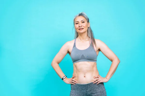 Hermosa Mujer Mediana Edad Haciendo Deporte Gimnasio Modelo Femenino Posando — Foto de Stock