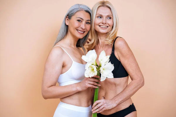 Schönheitsbild Von Zwei Frauen Mit Unterschiedlichem Alter Haut Und Körper — Stockfoto