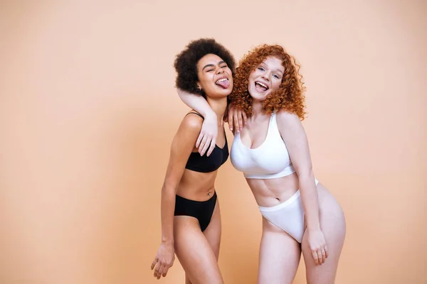 Εικόνα Ομορφιάς Δύο Νεαρών Γυναικών Διαφορετικό Δέρμα Και Σώμα Ποζάρουν — Φωτογραφία Αρχείου
