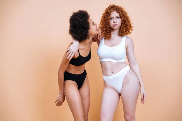 Imagen Belleza Dos Mujeres Jóvenes Con Diferente Piel Cuerpo Posando —  Fotos de Stock
